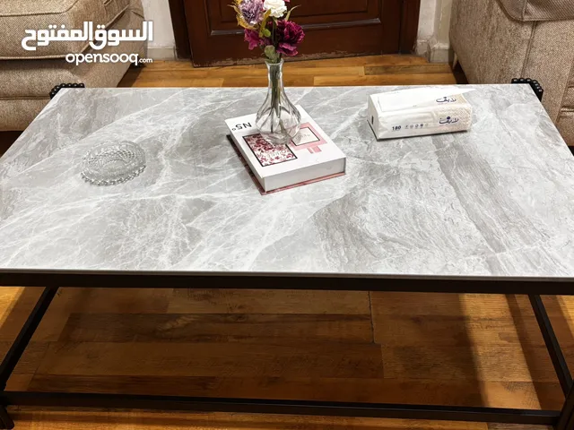 3 طاولات بحالة الجديد للبيع طاولة رخام كبيرة مع طاولتين جانبيات – فخامة وأناقة رخام x ستانلس
