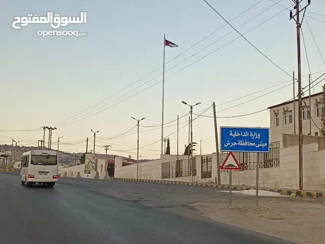1 دونم بعد محافظه جرش . طريق اربد القديم الشواهد. سكن أ *.مطل على عمان كاشف