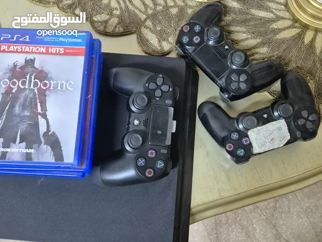 بلاستيشن/ ps4 slim لي البيع مع الحساب و 5 cd العب و 3 أجهزة تحكم (ينفع نتناقش في السعر )