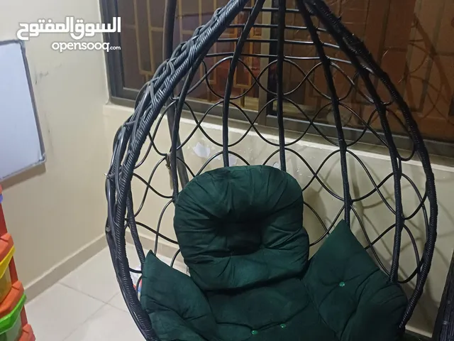 مرجيحة عش البلبل و كنبتين مفرد للبيع المستعجل خزانة احذيه و طاولة سفره و4 كراسي خشب  كامل 110
