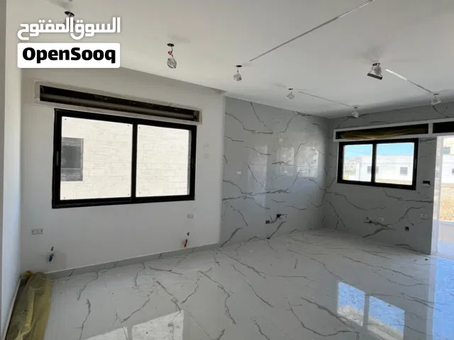 شقة ارضية مع مدخل خاص و كراج في اجمل مناطق البنيات