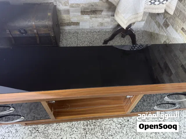 ميز تلفزيون صاج وجام اسود متكون من اربع رفوف