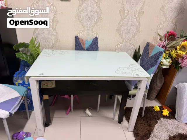 طاولة زجاج بحالة جيدة
