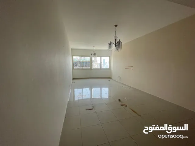 ( محمود سعد )ثلاث غرف وصالة + غرف خدامة تكييف علي المالك وشهر فري وجيم ومسبح مجاني خزائن في الحائط
