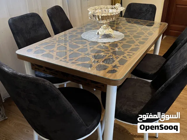 طاولة آكل ستة كراسي بحالة جيدة جدا للبيع