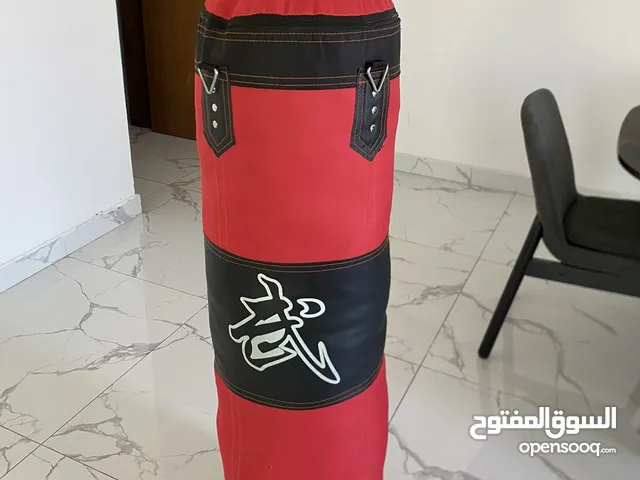 كيس ملاكمة وقفازات للملاكمة Boxing bag and boxing gloves
