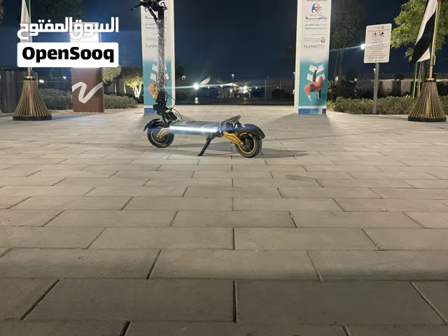 سكوتر دبل ماكينة نظيف جداً استخدام 4 شهور فقط سرعة لسكوتر 90 إلى 80 حسب الوزن حجم البطارية 68 فولت