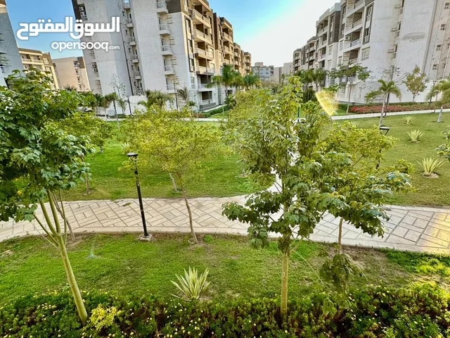 ثلاث غرف و اثنين حمام مفروشة فرش فندقي مكيفة بالكامل واي فاي فيو جاردن دور اول علوي قريبة من الخدمات
