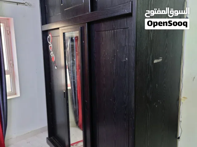 بيعة سريعة جدا غرفة نوم تتكون من كبت وسريرين مفرد وكمدينو خشب بحريني