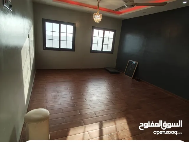 للاجار نصف فيلا في ديار المحرق خمس غرف شامل الكهرباء بسعر 320 دينار