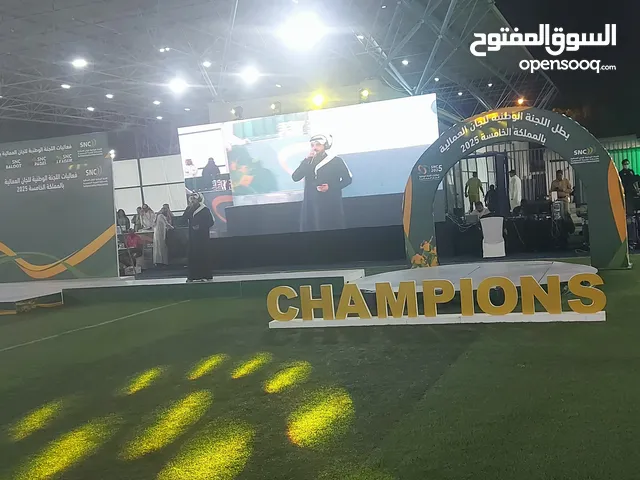 يوجد لدينا جميع انواع الشاشات والاضاءة والصوتيات