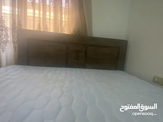 تخت مجوز بحالة الوكالة تفصيل للبيع مع الفرشة