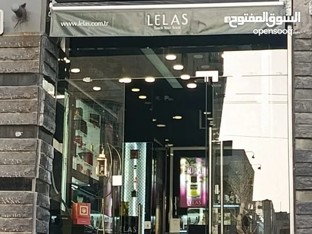 محل عطور جاهز للبيع المستعج بسعر مميز على الشارع الرئيسي ضمن افينيو مول وديكور جديد جدا لعدم التفرغ