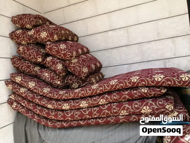 فرش  مع مخداتهم للبيع