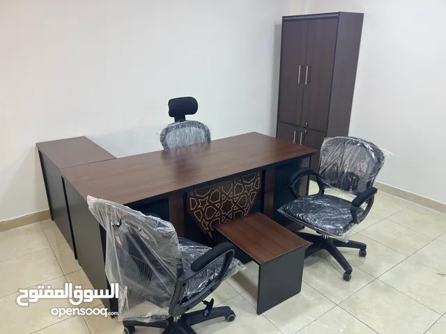 2 مكتب مدير 3 مكتب موظفين 8 كراسي مكتب وخزانة للبيع