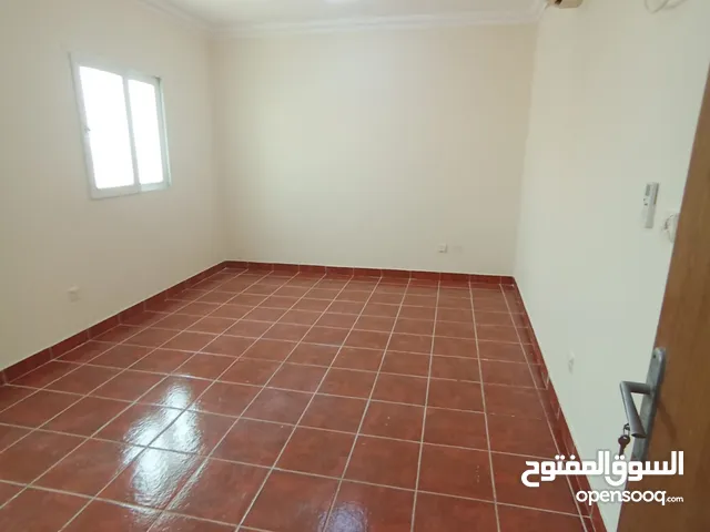 شقة غير مفروشة 3 غرف للإيجار في فيلا بالمطار القديم – موقع مميز وسعر ممتاز
