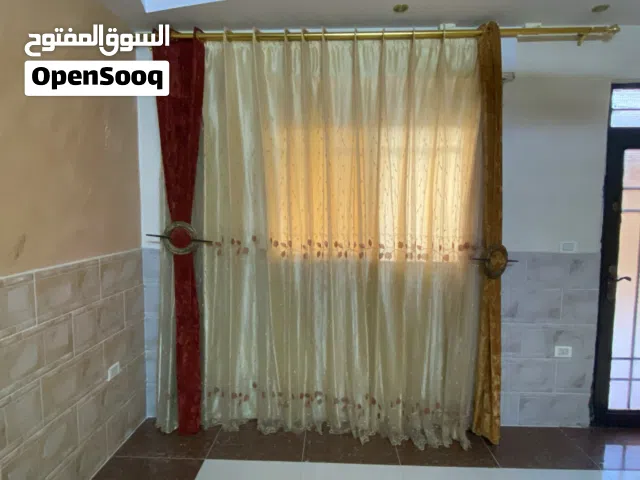 ستارة تفصيل بحالة ممتازه مع طاوله وسطيه وطاوله دراسة اطفال
