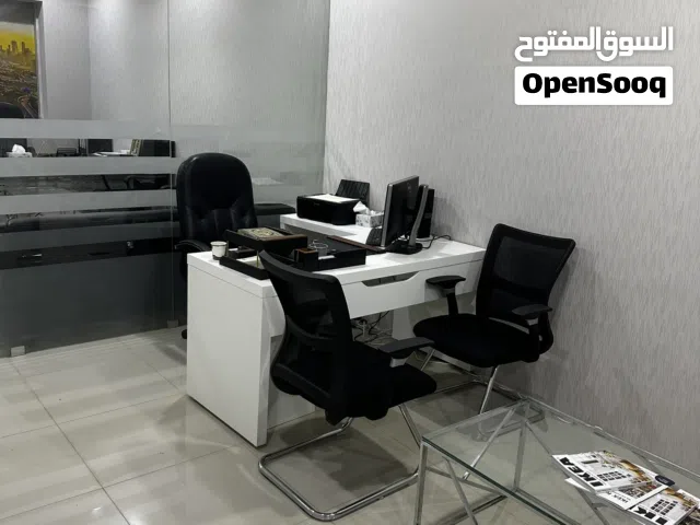 شركة تشييد مباني مع مكتبها