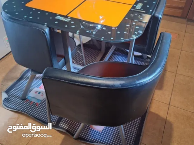 طاولة واربعة كراسي الطاولة حديد ومرش من فوق شبه جديدة بسعر حرق 150قابل للنقاش فالمحدود