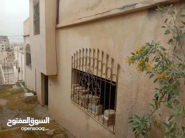 باسم الله الرحمن الرحيم اعلان بيع بيت بالمتغيرات قريبة من طريق الحزام .........
