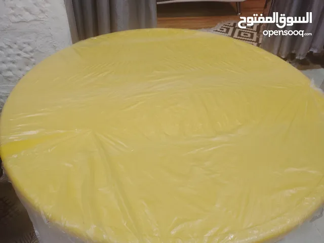 طاولة على شكل دائري بلاستيك مقوى و أرجل حديد