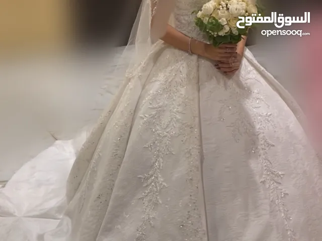 فستان زفاف مع جيبون وطرحة