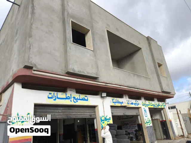 قطعة أرض تجاريه عالطريق الرئيسي مساحتها 700م قائم عليها بناء دورين مساحة البناء 230م مربع