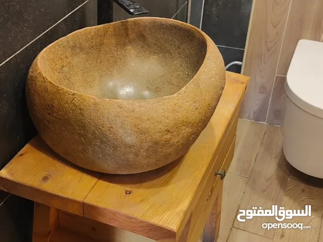مغسلة حجر مع قاعدة خشب
