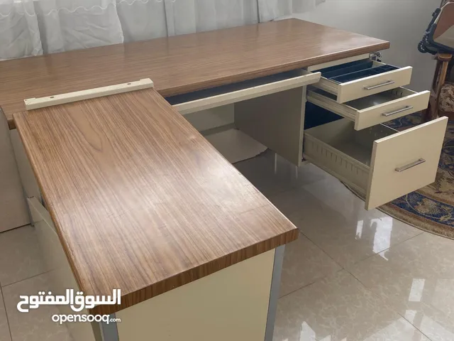 مكتب حديد مع ملحق و 3 ادراج و سطح حديدي ب ملمس خشب مستخدم بحالة ممتازه