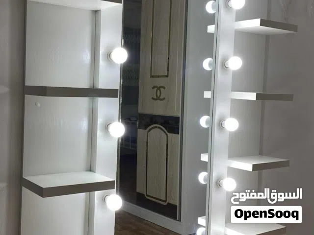 تواليت غرفة نوم بحالة ممتازة للبيع أبيض