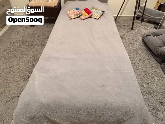 تسريحه وسرير وطاولت سرير بحالة الوكالة وتفصيل