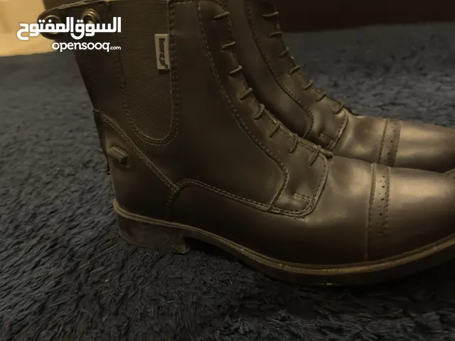 بوت اسود جلد