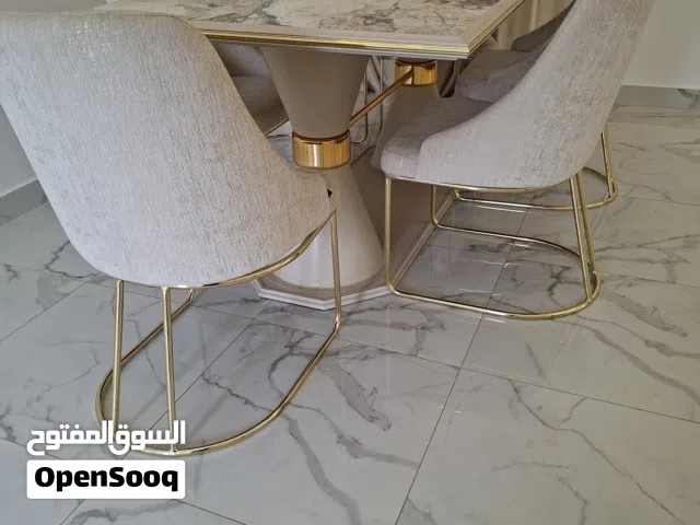 السلام عليكم ورحمة الله طاولة ومعها سته كراسي استعمال نظيف ماركة ولتونمعها سته كراسيم