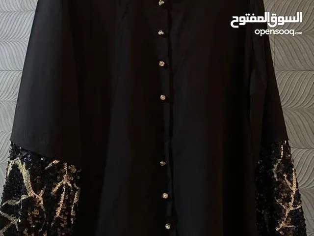 قميص بلون الاسود قصير ذو اكمام طويله يوجد عليه بريق (ترتر)بلون الذهبي