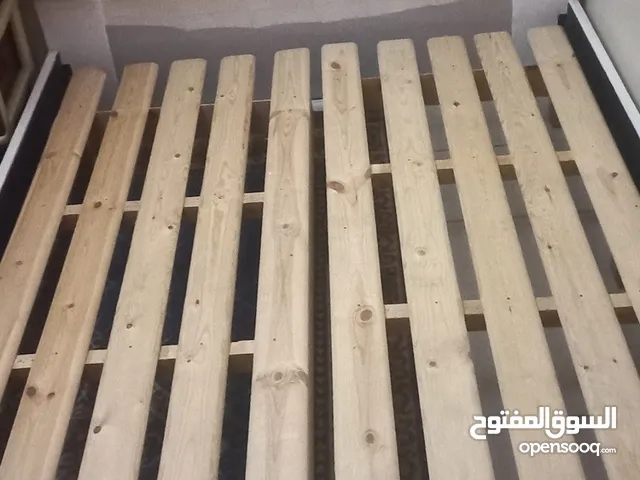 سرير نوم في حالة جيدة