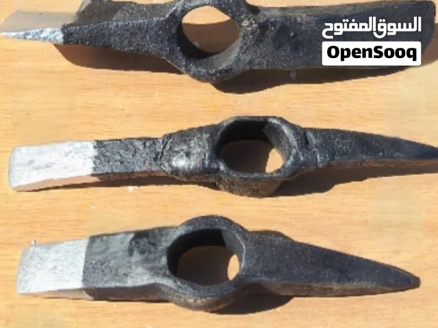 مجموعه من الفؤوس ومجرفه وحرارات قياسات مختلفه عدد 9 بحاله ممتازه