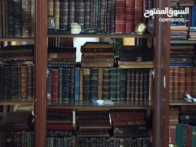 مهتم بشراء الكتب القديمه ومكتبات العلماء  واتس