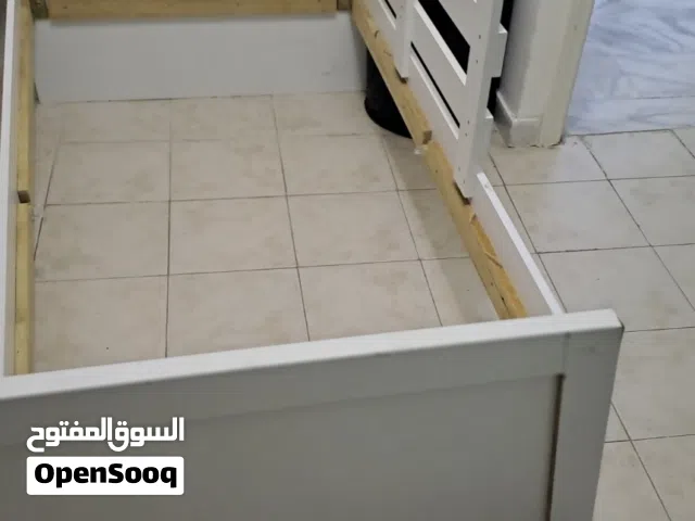 سرير اطفال مع فرشه اسفنج  مضغوط بحاله ممتازه