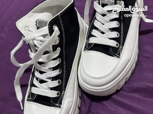 احذية شبه جديدة