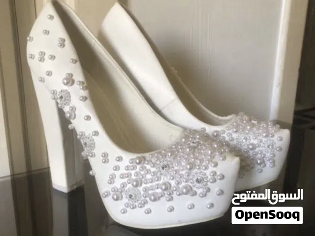 هيلز عروس مرصع باللولو بحال الجديد نمره 39 نوعية ممتازة استخدام ساعتين فقط للبيع