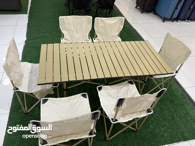 طاولة تخييم قابلة لطي مع الكراسي