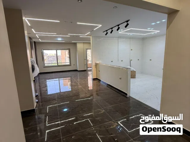 شقه  للبيع داخل كومباوند  في موقع مميز جداا علي محور جمال عبد الناصر خلف مول العرب  دقايق من وصلة ده