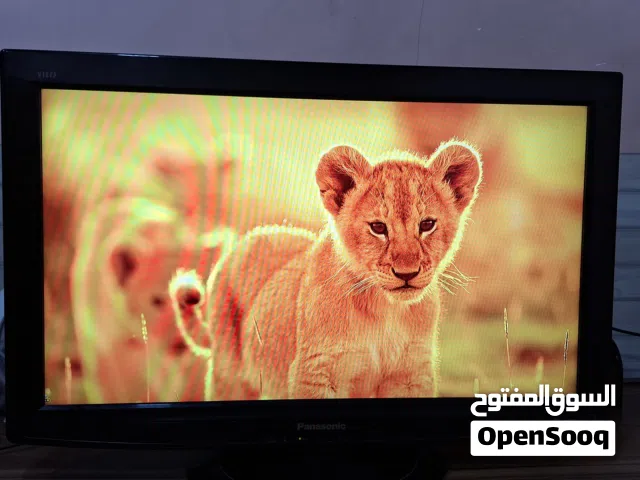 شاشة Panasonic حجم 32 قديم كبيرة و ثقيلة مو سمارت بيهة منفذين hd الوانه جميلة جدا و صوته عالي و نقي