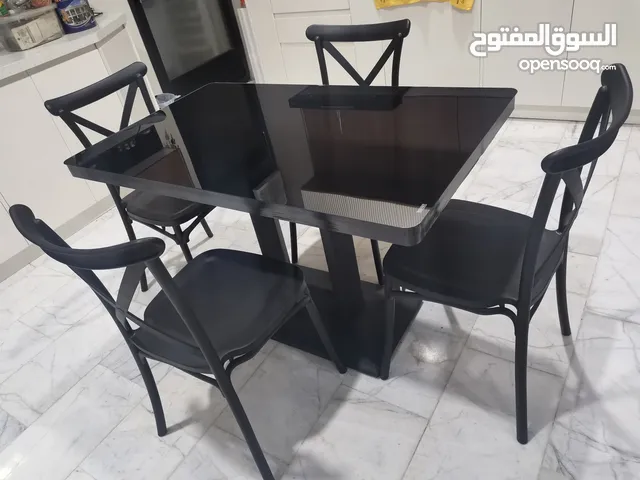 ميز و اربع كراسي جديد نظافة 100‪% للبيع