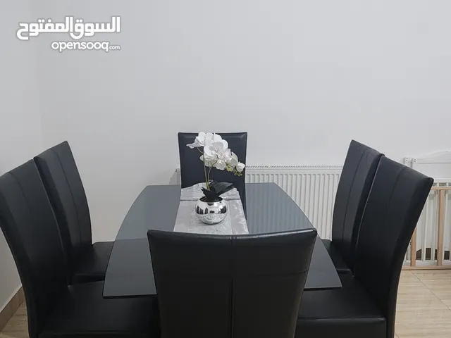 طاولة سفرة وجه زجاج مع 6 كراسي جلد بحالة جيدة جدا