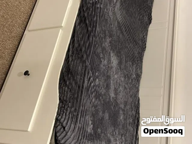 سرير ايكيا اصلي استعمال نظيف فيه تلات ادراج اكبار مساحتهن من جوا والسرير يجي كنبه وينفتح