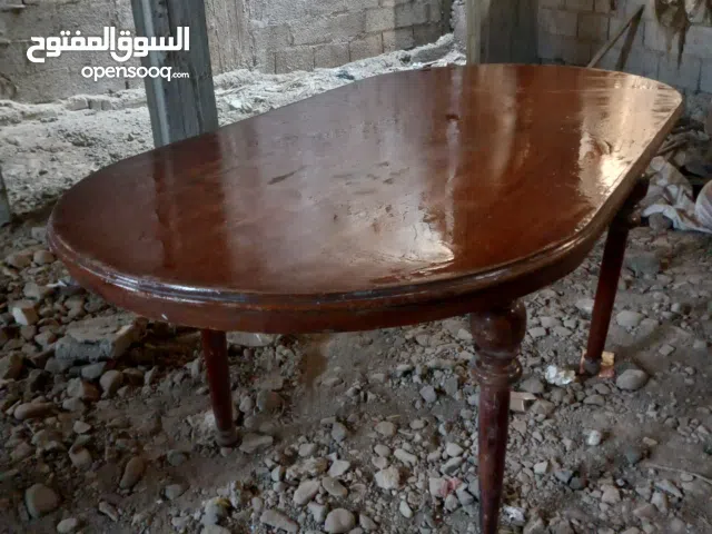 طاولة اجتماعات وطعام