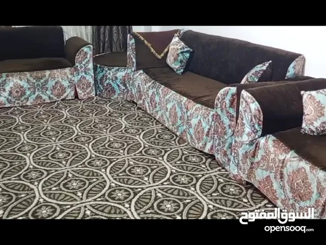 طقمين كنب مع طاولة كبيرة للبيع