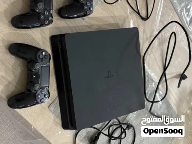 بلستيشن 4 سليم استمال اقل من سنه وعليها 3 اجهزه ووايراتها معها وبدون مشاكل لقطه .. قابل