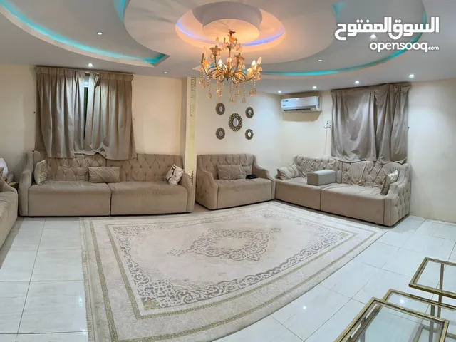 كنب فخم للبيع مع كامل ملحقاته القصيم